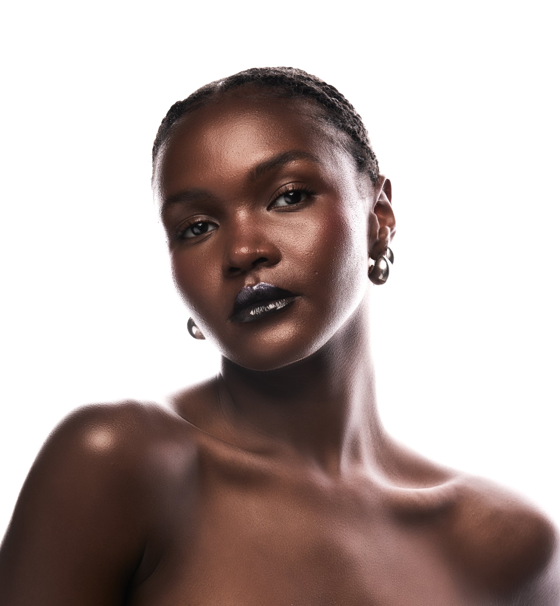 Beauty portrait with pearl earrings on white background — séance photo Montréal
