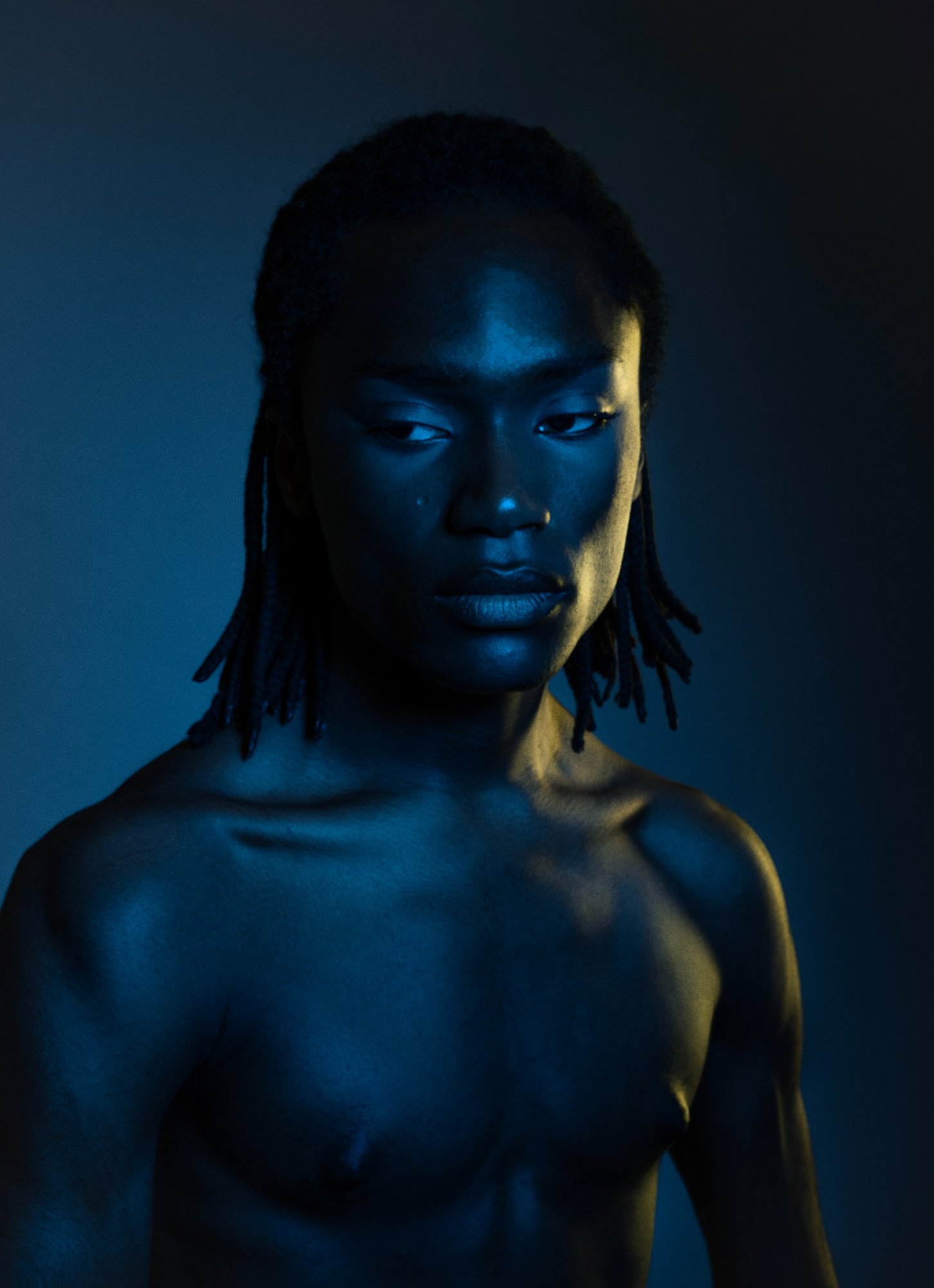 Creative portrait with cross-hatch shadow pattern — photographe créatif Montréal