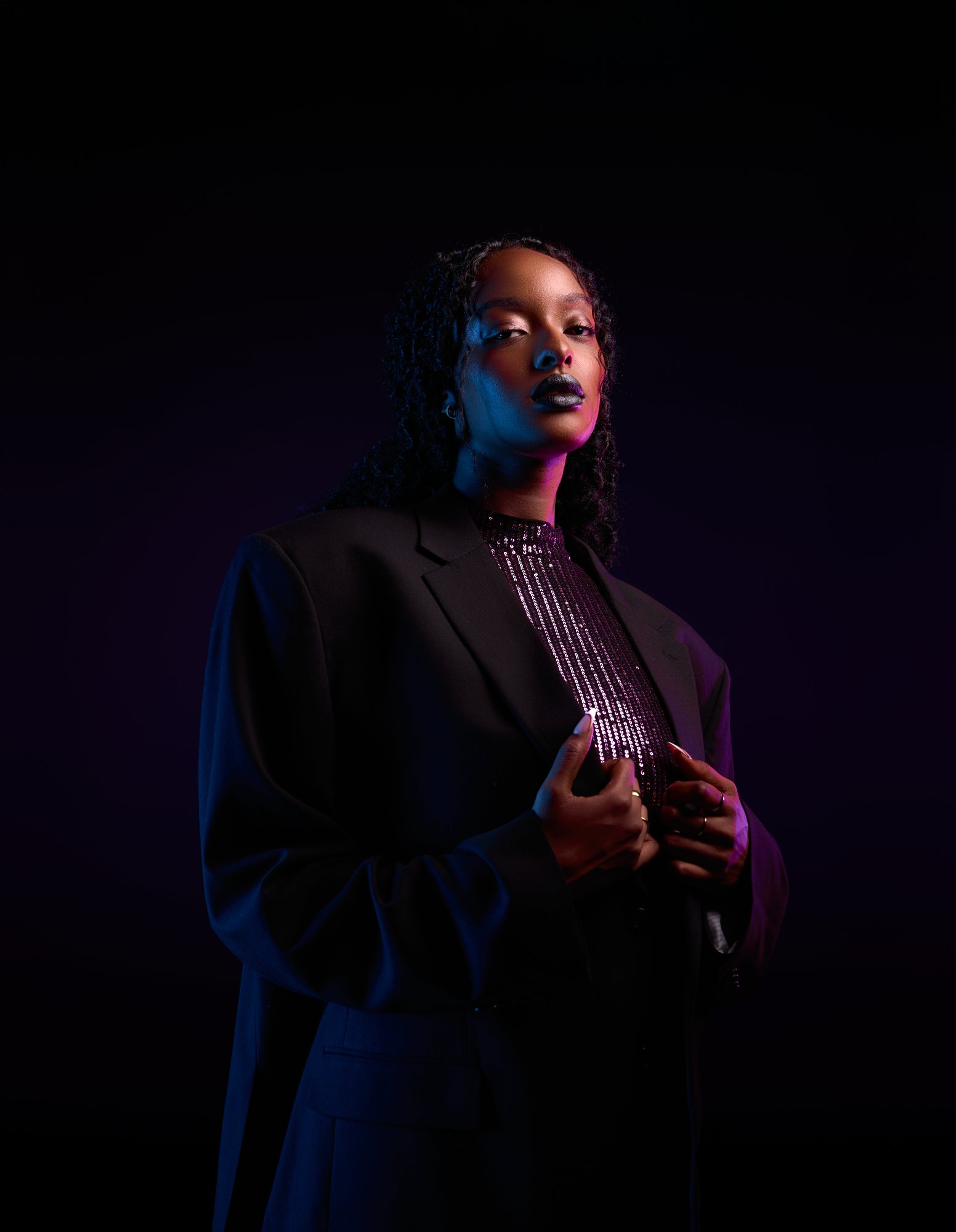 Editorial fashion portrait with dramatic studio lighting — Écho Visuel Montreal