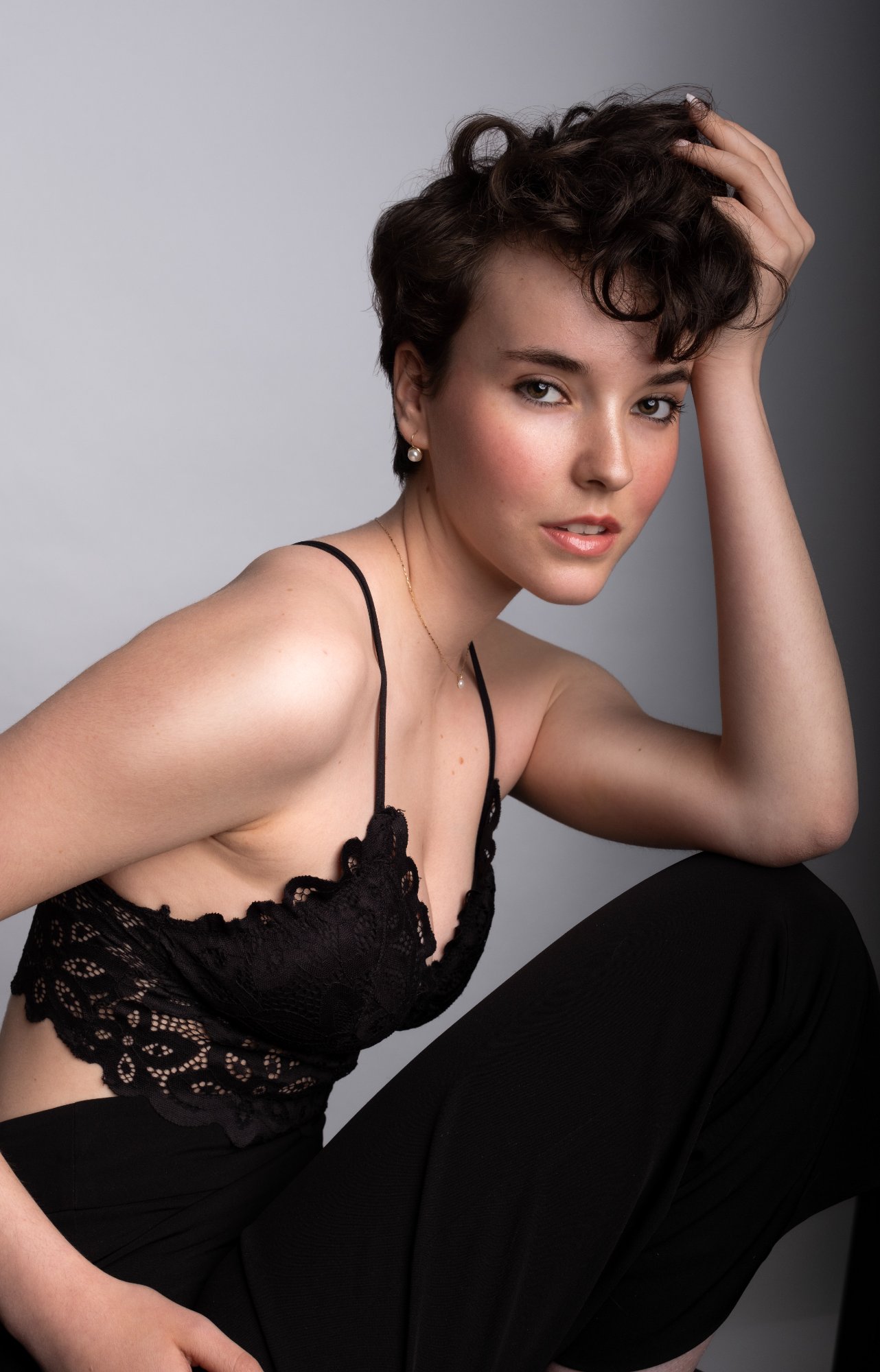Fashion portrait with gradient gel background — photographe portrait Montréal