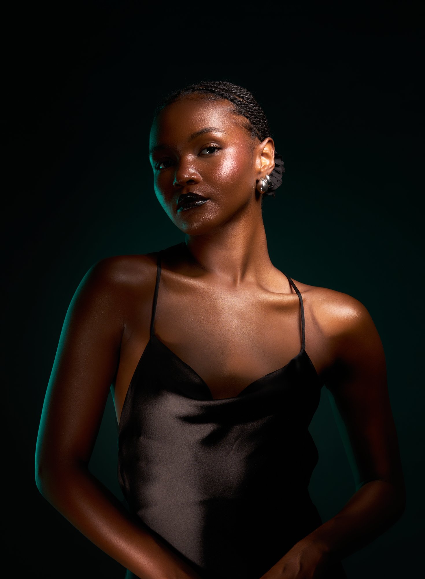 Dark editorial portrait with teal rim light — Écho Visuel studio